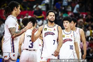manbetx万博官网-半场合计27分！孔德昕：哈维和洛夫顿都太想靠个人能力解决问题