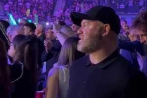 manbetx万博-看着像同龄39岁鲁尼现身观看飞镖比赛，为18岁曼联球迷加油