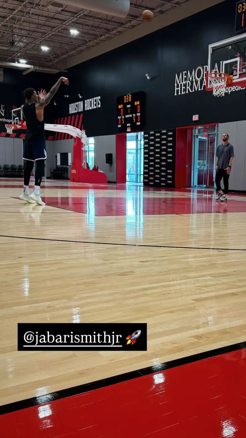 manbetx万博-努力加练!贾巴里-史密斯在社媒上晒出自己的投篮训练照