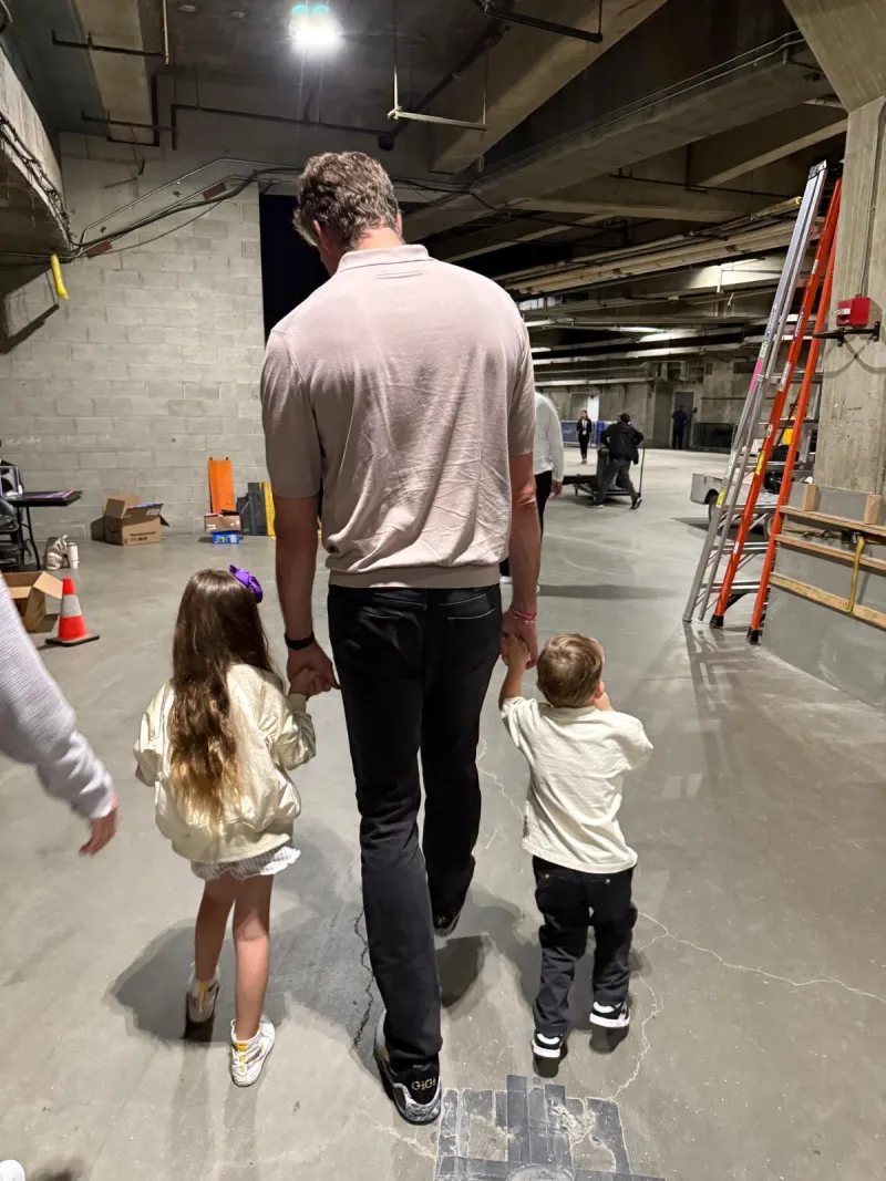 manbetx万博-慈父！大加索尔晒和孩子们并行的照片与球迷分享