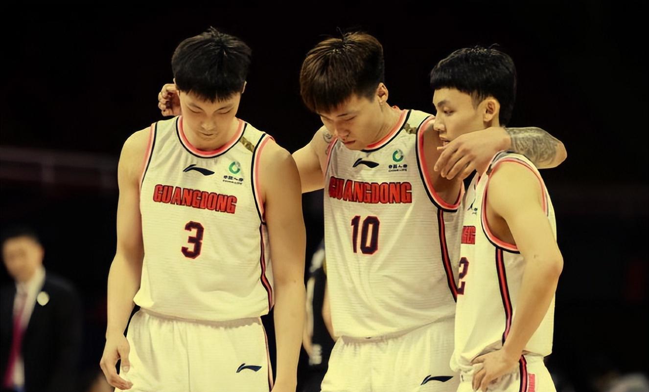 万博体育-周琦13+8！赵睿3中1仅得5分一言难尽，广东宏远3分险胜北京首钢队
