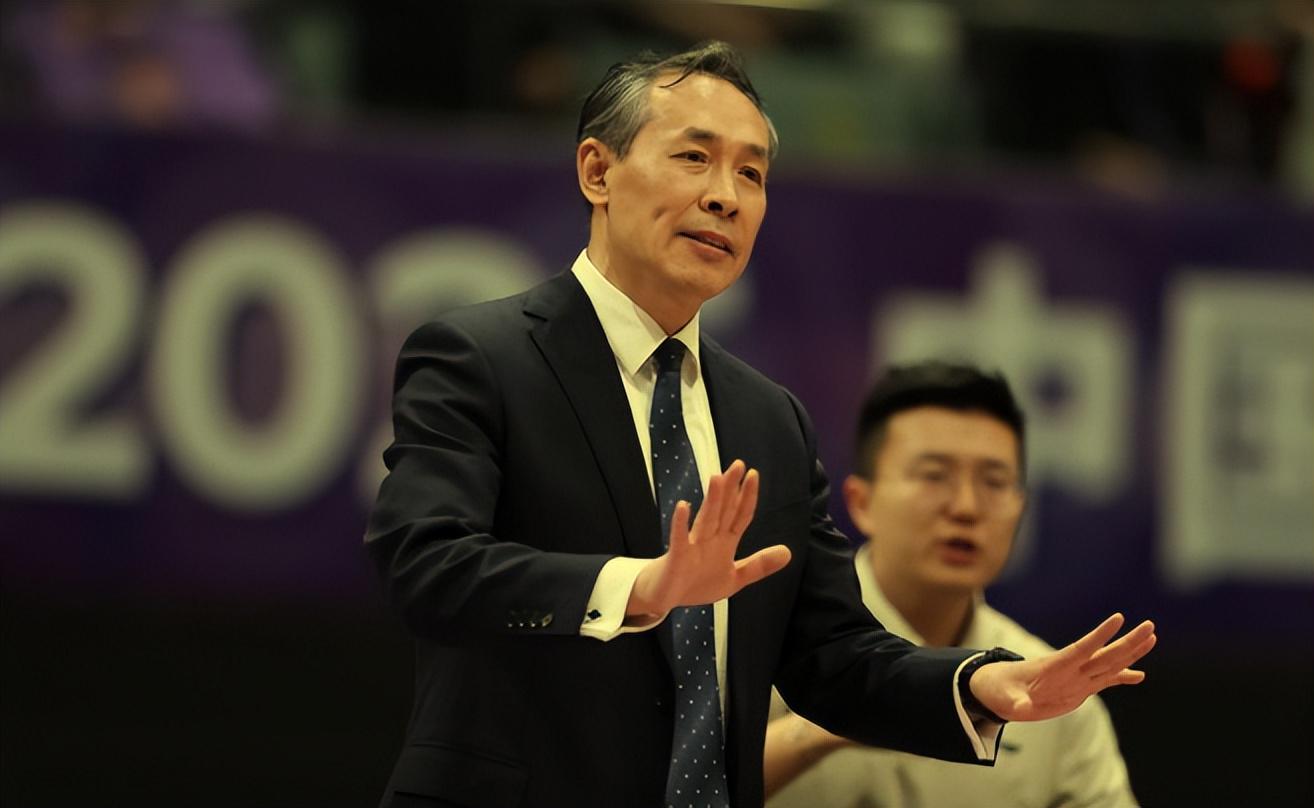 万博体育-周琦13+8！赵睿3中1仅得5分一言难尽，广东宏远3分险胜北京首钢队